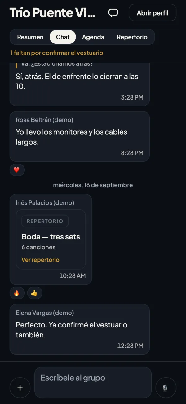 El chat de un grupo con una respuesta, reacciones en dos mensajes, y un repertorio compartido como tarjeta.
