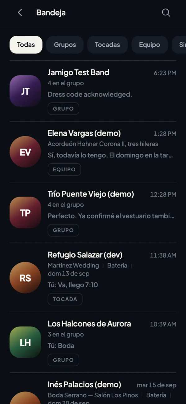 La bandeja de Jamigo, con filtros de todas, grupos, tocadas, equipo o sin leer, y cada conversación marcada con lo que le pertenece.
